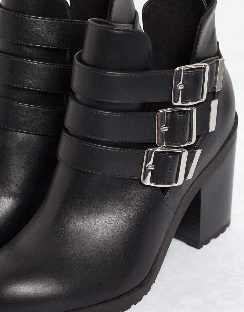  Обувки Бершка