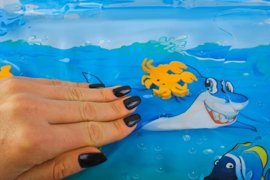 Надуваема постелка за игра за деца